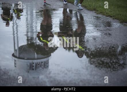 Us Marine Corps Rekruten mit Platoon 4038, Papa, 4 Recruit Training Bataillon, in der Nähe der Ziellinie der run Teil ihrer ursprünglichen Stärke Test auf Parris Island, 20. Juli 2018. Die minimale physische Anforderungen für weibliche Rekruten zu beginnen mit dem Training sind 44 Knirschen in zwei Minuten, 1 Pull-up ohne Zeitangabe oder 15 Push-ups in zwei Minuten, und ein 1,5-Meile laufen in 15 Minuten. Heute, rund 19.000 Rekruten kommen auf Parris Island jährlich für die Chance, United States Marines werden durch dauerhafte 13 Wochen strenge, transformative Training. Parris Island ist die Heimat der Einstiegsklasse enliste Stockfoto