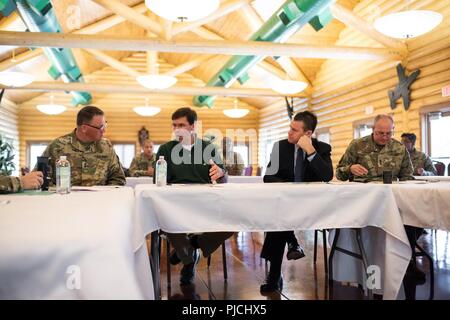 Sekretär der Armee Dr. Mark T. Esper an einer Sitzung mit Generalmajor Courtney S. Carr, Senator Todd Junge, Senator Joe Donnelly und Generalleutnant Timothy J. Kadavy im Camp Atterbury, Ind. Am 20. Juli 2018. Esper Besuch in Indiana war Teil einer größeren Tour, die am frühen Morgen körperliche Fitness mit dem LifeFit Programm enthalten und Besuche in städtischen Muscatatuck Training Center, Cybertropolis und die muscatatuck Cyber-Akademie. Stockfoto