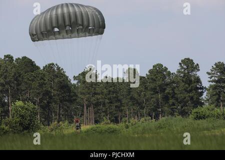 Fallschirmjäger der US-Armee bereitet sich auf Preston Drop Zone, Fort Gordon Ga, 14. Juli 2018 zu landen. Fallschirmjäger Verhalten airborne Operations, um Kenntnisse in der Luft zu halten Stockfoto