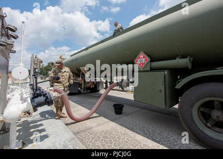 Private First Class Esequiel Doppelpunkt (links), und David Guigno, 308Th Quartermaster Firma petroleumversorgung Spezialisten, leere Kraftstoff in die 4. logistische Bereitschaft Squadron Brennstoffe Tanks im Rahmen einer Übung, 17. Juli 2018, bei Seymour Johnson Air Force Base, North Carolina. Die Pioniere Flüssiglogistik Übung ist eine jährliche Übung, Kraftstoff, die Fähigkeiten der 4. Logistische Bereitschaft Squadron Tests. Stockfoto