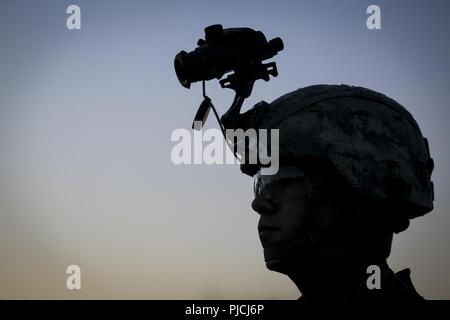 Ein U.S. Army National Guard Soldat von Charlie Company, 1.BATAILLON, 114 Infanterie Regiment, für eine nächtliche Air Assault Training Mission auf Joint Base Mc Guire-Dix - Lakehurst, New Jersey, 18. Juli 2018 vorbereiten. Stockfoto