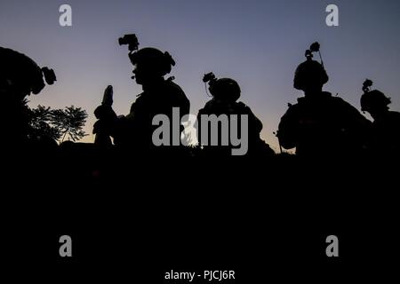 U.S. Army National Guard Soldaten aus Charlie Company, 1.BATAILLON, 114 Infanterie Regiment, für eine nächtliche Air Assault Training Mission auf Joint Base Mc Guire-Dix - Lakehurst, New Jersey, 18. Juli 2018 vorbereiten. Stockfoto