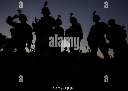 U.S. Army National Guard Soldaten aus Charlie Company, 1.BATAILLON, 114 Infanterie Regiment, für eine nächtliche Air Assault Training Mission auf Joint Base Mc Guire-Dix - Lakehurst, New Jersey, 18. Juli 2018 vorbereiten. Stockfoto