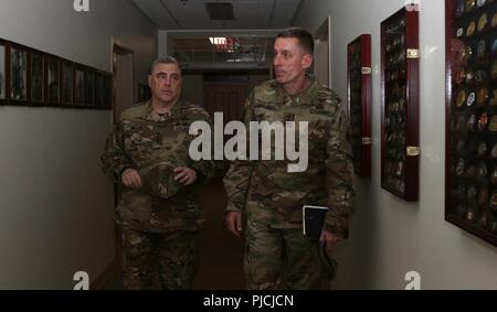 Generalstabschef der Armee, General Mark A. Milley und Amerikas erste Korps kommandierenden General Generalleutnant Gary Volesky sprechen Sie über die Fotos der Vergangenheit Corps Führer Futter den Gang in den ich Korpsstäbe auf Joint Base Lewis-McChord, Washington, 23. Juli 2018. Milley besucht JBLM mit Soldaten und Führer von I Corps, 7 Infanterie Division, 1st Special Forces Group und 2nd Battalion, 75th Ranger Regiment. Milley diskutiert Soldat und Familie die Bereitschaft und die Zukunft der Kraft. Amerika erste Corps feiert "100 Jahre Mut "centennial in 2018. Us-Armee Stockfoto