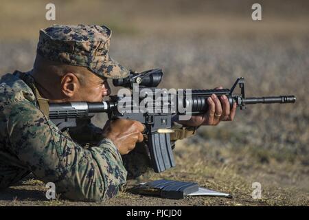 Us Marine Corps Staff Sgt. David Pagan, platoon Sergeant, Konzernzentrale, Waffen und Ausbildungsmaßnahmen Bataillon, rekrutieren Training Regiment, nimmt an einer Live-Feuer während der Bekämpfung der Treffsicherheit Coach's Kurs (CMC) in Edson, Marine Corps Base Camp Pendleton, Kalifornien, 23. Juli 2018. Pagan nahmen an der CMC die Fähigkeiten, die er zuvor im Kurs zu aktualisieren und seine jährlichen Treffsicherheit Qualifikation auszuführen. Stockfoto