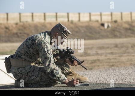 Us Marine Corps Staff Sgt. David Pagan, platoon Sergeant, Konzernzentrale, Waffen und Ausbildungsmaßnahmen Bataillon, rekrutieren Training Regiment, schreibt in einem Treffsicherheit Logbuch bei der Bekämpfung der Treffsicherheit Trainer Kurs (CMC) in Edson, Marine Corps Base Camp Pendleton, Kalifornien, 23. Juli 2018. CMC ist eine dreiwöchige Kurs lehrt, dass die Marines wie Treffsicherheit, Trainer und stellt diese erweiterte Kenntnisse der M-9 Beretta Pistole und das Marine Corps service Gewehre. Stockfoto