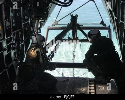 Pazifik (24 Juli 2018) Hubschrauber Mine Countermeasure Squadron 14 (HM-14) Naval Aircrewmen (Hubschrauber) 2. Klasse Prickett (links) und Mcintyre (rechts), der Abschleppen Kabel Monitor für ein EIN/AQS-24 B Meine Jagd System von einem MH-53E Sea Dragon Hubschrauber vor der Küste des südlichen Kalifornien während einer Mine Jagd Übung als Teil der Felge des Pazifiks (Rimpac) Übung, Juli 24. 25 Nationen, 46 Schiffe, 5 U-Boote, über 200 Flugzeuge und 25.000 Angestellte beteiligen sich an Rimpac vom 27. Juni bis 2. August in und um die hawaiischen Inseln und Südkalifornien. Der Welt" Stockfoto