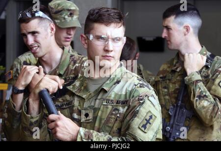 Spc. Austin Jahnke (Mitte), ein infanterist mit 1St Bataillon der Wisconsin Army National Guard, 128 Infanterie Regiment, steht für weitere Anweisung an Fort Indiantown Gap, Pennsylvania, während die 2018 Army National Guard besten Krieger Wettbewerb, 23. Juli 2018. Jahnke war einer von 14 Soldaten, die im Falle konkurrieren, in der Hoffnung, die Titel der Armee Guard Soldat des Jahres zu nehmen. Stockfoto