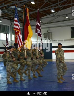 Sgt. Maj. Darryl D. Bogan, Kommandeur der Truppen führt die Color Guard bei der regionalen Gesundheit Befehl Europa verändern der Verantwortung Zeremonie, 23. Juli 2018, bei Sembach/Deutschland Stockfoto