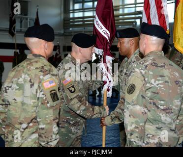 Command Sgt. Maj. Todd M. Garner, Regional Health Command Europe leitet die Einheit Farben zu Sgt. Maj. Darryl D. Bogan, Regional Health Befehl Europa während eines Verantwortung Zeremonie, 23. Juli 2018, bei Sembach/Deutschland Stockfoto