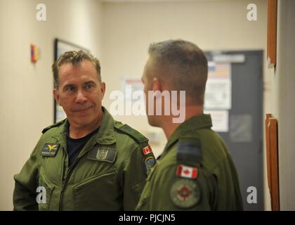 MARINE CORPS BASE HAWAII (23. Juli 2018) - Oberstleutnant Ray Townsend, Commander, Aufgabengruppe 172,1, spricht mit Brigadier General Sean Boyle, stellvertretender Kommandeur der 1. kanadischen Air Division, während einer Tour von Tactical Operations Center, Kaneohe Bay an Bord Marine Corps Base Hawaii während der Pacific Rim (Rimpac) Übung, Juli 23. 25 Nationen, 46 Schiffe, 5 U-Boote, und etwa 200 Flugzeugen und 25.000 Angestellte beteiligen sich an Rimpac vom 27. Juni bis 2. August in und um die hawaiischen Inseln und Südkalifornien. Die weltweit größte internationale maritime Übung RIMPAC bietet eine Stockfoto