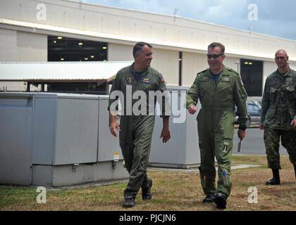 MARINE CORPS BASE HAWAII (23. Juli 2018) - Kapitän Kevin Lang, Commander Task Force 172, spricht mit Brigadier General Sean Boyle, stellvertretender Kommandeur der 1. kanadischen Air Division, nach einer Tour von Tactical Operations Center, Kaneohe Bay an der Marine Corps Base Hawaii während der Pacific Rim (Rimpac) Übung. 25 Nationen, 46 Schiffe, sechs U-Boote, etwa 200 Flugzeugen und 25.000 Angestellte beteiligen sich an Rimpac vom 27. Juni bis 2. August in und um die hawaiischen Inseln und Südkalifornien. Die weltweit größte internationale maritime Übung RIMPAC bietet eine einzigartige Ausbildung Stockfoto