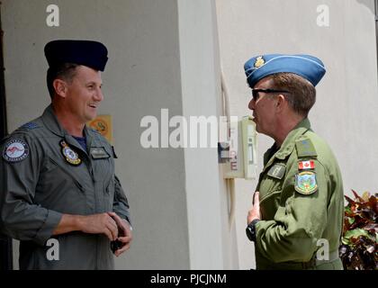 MARINE CORPS BASE HAWAII (23. Juli 2018) - Gruppe Kapitän Darren Goldie begrüßt Brigadegeneral Sean Boyle, stellvertretender Kommandeur der 1. kanadischen Air Division, bevor eine Tour von Tactical Operations Center, Kaneohe Bay an der Marine Corps Base Hawaii während der Pacific Rim (Rimpac) Übung, Juli 23. 25 Nationen, 46 Schiffe, 5 U-Boote, und etwa 200 Flugzeugen und 25.000 Angestellte beteiligen sich an Rimpac vom 27. Juni bis 2. August in und um die hawaiischen Inseln und Südkalifornien. Die weltweit größte internationale maritime Übung RIMPAC bietet eine einzigartige Ausbildung wh Stockfoto