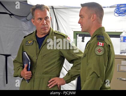 MARINE CORPS BASE HAWAII (23. Juli 2018) - Oberstleutnant Ray Townsend, Commander, kombinierte Task Group (CTG) 172,1, spricht mit Brigadier General Sean Boyle, stellvertretender Kommandeur der 1. kanadischen Air Division, auf einer Tour der Mobilen taktischen Operationen Zentrum an Bord Marine Corps Base Hawaii während der Rand des Pazifik (Rimpac) Übung, Juli 23. 25 Nationen, 46 Schiffe, 5 U-Boote, und etwa 200 Flugzeugen und 25.000 Angestellte beteiligen sich an Rimpac vom 27. Juni bis 2. August in und um die hawaiischen Inseln und Südkalifornien. Die weltweit größte internationale maritime Übung, RIMPA Stockfoto