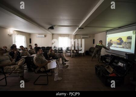 Us-Armee Capt Stacey Suttles, ein Arzt, der Assistent des 404Th zivilen Angelegenheiten Bataillon, Airborne zugewiesen, führt ein Block von Anweisungen während der Bekämpfung der Lebensretter skills Kurs an der Unterseite Militare Italiana di Supporto, Dschibuti, 20. Juli 2018. Die gemeinsame Koalition tritt CLS Ausbildung bot die Gelegenheit, neue Kampfsystem lebensrettende Verfahren zu unterrichten, während die Verstärkung der operativen Kapazitäten zwischen den beiden Nationen. Stockfoto