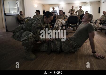 Us-Armee Capt Stacey Suttles, ein Arzt, der Assistent des 404Th zivilen Angelegenheiten Bataillon, Airborne zugeordnet wird, zeigt eine Betreuung unter Feuer Technik bei der Bekämpfung von lebensretter Skills Kurs an der Unterseite Militare Italiana di Supporto, Dschibuti, 20. Juli 2018. Die gemeinsame Koalition tritt CLS Ausbildung bot die Gelegenheit, neue Kampfsystem lebensrettende Verfahren zu unterrichten, während die Verstärkung der operativen Kapazitäten zwischen den beiden Nationen. Stockfoto