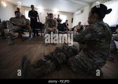 Us-Armee Capt Stacey Suttles, ein Arzt, der Assistent des 404Th zivilen Angelegenheiten Bataillon, Airborne zugeordnet, erklärt ein Pflege unter Feuer Technik bei der Bekämpfung von lebensretter Skills Kurs an der Unterseite Militare Italiana di Supporto, Dschibuti, 20. Juli 2018. Die gemeinsame Koalition tritt CLS Ausbildung bot die Gelegenheit, neue Kampfsystem lebensrettende Verfahren zu unterrichten, während die Verstärkung der operativen Kapazitäten zwischen den beiden Nationen. Stockfoto