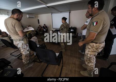 Us-Armee Capt Stacey Suttles, Recht, ein Arzt Assistent und Sgt. Alana Fleming, ein combat Medic, sowohl für die zivilen Angelegenheiten Battalion, 404Th Airborne zugeordnet, demonstrieren und Pflege unter Feuer Verfahren erklären, bei der Bekämpfung der Lebensretter skills Kurs an der Unterseite Militare Italiana di Supporto, Dschibuti, 20. Juli 2018. Die gemeinsame Koalition tritt CLS Ausbildung bot die Gelegenheit, neue Kampfsystem lebensrettende Verfahren zu unterrichten, während die Verstärkung der operativen Kapazitäten zwischen den beiden Nationen. Stockfoto