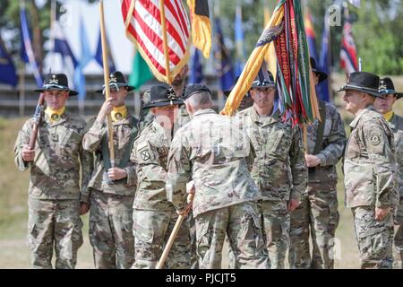 Brig. Gen. Christopher LaNeve, Kommandierender General, 7. Armee den Befehl, übergibt die REGIMENTAL Farben zu oberst Thomas M. Hough, Commander, 2d-Cavalry Regiment, die während eines Befehls Zeremonie an der Rose Barracks, Deutschland, 20. Juli 2018. Hough das Kommando von Colonel Patrick J. Ellis, 79 Oberst des Regiments. Stockfoto