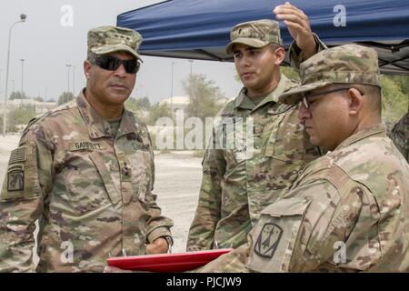 Us Army 1st Lieutenant Jonathan Schwindt, Center, mit Hauptsitz und Sitz, 3. Batterie Bataillon, 2 Air Defense Artillery Regiment, 31 Air Defense Artillery Brigade, unterweist US-Armee Generalleutnant Michael X. Garrett, US-Army Central (USARCENT) kommandierender General, vor einem Besuch, 22. Juli 2018. Generalleutnant Garrett besucht das Bataillon als Teil seiner Schlachtfeld Zirkulation, die verbessert sein Verständnis der Einheiten und Soldaten untergeordnet USARCENT. Stockfoto