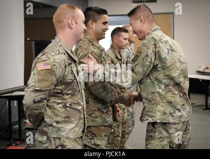 Brig. Gen. Richard Kim, Stellvertretender Kommandierender General der United States Army Norden (ARNORTH), dank einer von vier Soldaten mit der West Virginia National Guard (WVNG) World Scout Jamboree (WSJ) Planung team Juli 18, 2018, am Glen Jean Waffenkammer in Glen Jean, West Virginia. Die Soldaten waren im Hinblick auf die Erleichterung einer zweitägigen table top Übung die 2019 WSJ auf dem Gipfel Bechtel Familie National Scout finden in Fayette County, West Virginia, das nächste Jahr zu besprechen. Stockfoto