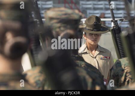 Us Marine Corps Sgt. Daniela Conchasvasquez, Drill Instructor mit Platoon 4036, Oscar Firma, 4 Recruit Training Bataillon, wertet Ihr Zug während der anfänglichen Bohrer an Peatross Parade Deck auf Marine Corps Recruit Depot Parris Island, S.C., 23. Juli 2018. Die rekruten sind für die Erste Bohrmaschine zählte nach Vertrauen, Liebe zum Detail und Disziplin. Stockfoto