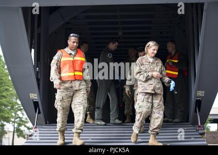 Kol. Jennifer Kurz, rechts, 23d Wing Commander, verlässt Moody's HC-130J Bekämpfung König II Simulator während einer Immersion tour, 23. Juli 2018, bei Moody Air Force Base, Ga während der Immersion, Kurz besucht mit Survival, Evasion, Widerstand, Flucht (SERE) und medizinischen Spezialisten aus der 347 Operations Support Squadron (OSS). Die 347 OSS Rescue Training Center Häuser sowohl unabhängige Aufgabe medizinischer Techniker Sanitäter und SERE Spezialisten, deren Aufgabe es ist, Bahn und Flieger ausstatten, um überleben zu können und Leben zu retten, während im kargen Umgebungen. Stockfoto