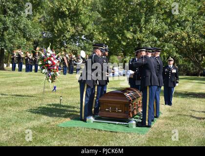 Soldaten, die in den Dritten Infanterie Regiment (Die Alte Garde) tragen den Sarg der Armee Pfc. Walter W. Grün, während seiner Beerdigung auf dem Arlington National Cemetery, Juli 20. Im November 1950, Grün war Mitglied der Firma E, 2nd Battalion, 8th Cavalry Regiment, 1.Kavallerie Division, die Teilnahme an Kampfhandlungen gegen das chinesische Volk der Freiwilligen Kräfte (CPVF) in der Nähe von Unsan, Nordkorea. Grün, 18, von Zanesville, Ohio, wurde Missing in Action, Nov. 2, 1950 konnte er nicht von seiner Einheit berücksichtigt werden. Er wurde vor kurzem durch die DNA und anthropologische Analyse identifiziert durch Stockfoto