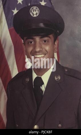 Mustak Keval, 60 Force Support Squadron Flieger und Familie Readiness Center Flug Chief, stellt für eine Grundausbildung Foto bei der Lackland Air Force Base, Texas, September 1980. Keval, einem ugandischen Flüchtling verbrachte mehr als 20 Jahre in der US Air Force und setzt die Flieger und ihre Familien am AFRC zu dienen. Stockfoto