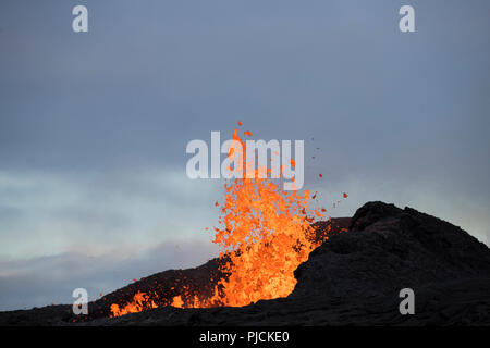 Lava aus Kilauea Vulkan ausbricht aus einer Spalte auf Pohoiki Road, in der Nähe von Pahoa, Puna District, Hawaii Insel (Big Island), Hawaii, USA. Stockfoto