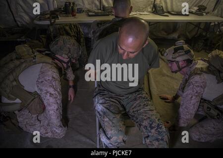 Marine Corps Base Camp Pendleton, Kalifornien - gunnery Sgt. Samuel Wright (links) und Staff Sgt. Curtis Bartz, sowohl die Beseitigung von Explosivstoffen Techniker mit der Bekämpfung der Logistik Bataillon 11, 1 Marine Logistics Group, beobachten Sie einen simulierten explosive gepflanzt zwischen zwei Geiseln während einer Ausbildung Szenario an Bord Camp Pendleton, Calif., Juli 19. Während das Szenario, das EOD-Marines bestimmt der beste Weg, um die explosive, bevor die Rettung des simulierten Geiseln zu entwaffnen. Stockfoto