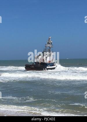 Der Tug Boat Sea Cypress beruht auf dem Strand in Lavallette, New Jersey, 24. Juli 2018. Coast Guard Personal, die zusammen mit lokalen Partnerorganisationen, Arbeiten, um das Schiff vom Strand zu entfernen. (Küstenwache Foto von Chief Warrant Officer Todd M. Wardwell) Stockfoto