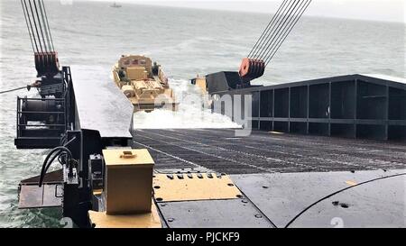 Virginia Beach, Virginia (Juli 23, 3018) Segler aus BMU-2-Laufwerk ein Feuerzeug, Amphibischen Resupply, Fracht, 5 Tonne (LARC-V) von der hinteren Rampe der Military Sealift Command USNS Eugene A. Obregon (T-AK 3006) Während der Naval Beach Gruppe 2 Trident Sun 18 Übung onboard Gemeinsame Expeditionary Base wenig Creek-Fort Geschichte geführt. Trident Sun18 ist eine Maritime Vorpositionierung Kraft (MPF) beabsichtigt die Ausbildung zu Personal im Hinblick auf die In-stream-Offload für militärische Fahrzeuge und Geräte zur Verfügung zu stellen. Stockfoto