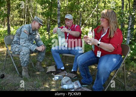 Wisconsin Army National Guard Soldaten helfen in ihrer zivilen Arbeitgeber die Geheimnisse einer Mahlzeiten Ready-to-Eat (MRE) Mittagessen am 18. Juli im Camp Äsche, Michigan navigieren. 38 zivilen Arbeitgeber von Wisconsin Army National Guard Soldaten hatten die Gelegenheit, mit Ihren Soldaten im Camp Äsche als Teil einer Bosslift Arbeitgeber Öffentlichkeitsarbeit Veranstaltung von der Wisconsin Arbeitgeber Unterstützung des Schutzes und der Reserve Programm erfüllen. Das Treffen war für die Arbeitgeber, mit der Sie sich eine bessere Vorstellung von dem, was Ihre Mitarbeiter tun, wenn in der Wisconsin nationalen Schutz dienen. Die 32nd Infantry Brigade Combat Team war im Camp Äsche con Stockfoto