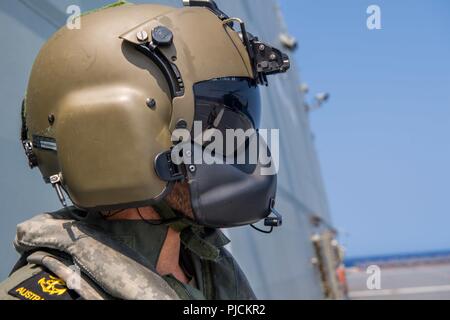 Auf See (19 Juli 2018) Royal Australian Navy führenden Seaman Luft Crewman Damien Wallace, von Sydney, bereitet die an Bord der Royal Australian Navy Multi-Role Hubschrauber-90 auf dem Flugdeck der landing Helicopter dock Schiff HMAS Adelaide (L01) während der Durchführung einer vertikalen Nachfüllen während des Rand des Pazifik (Rimpac) Übung, Juli 19. 25 Nationen, 46 Schiffe, 5 U-Boote, und etwa 200 Flugzeugen und 25.000 Angestellte beteiligen sich an Rimpac vom 27. Juni bis 2. August in und um die hawaiischen Inseln und Südkalifornien. Die weltweit größte internationale maritime Übung, RIMPA Stockfoto