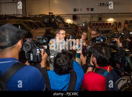 Auf See (19 Juli 2018) Royal Australian Navy Captain Jon Früh, kommandierender Offizier der landing Helicopter dock Schiff HMAS Adelaide (L01), ist von den Medien aus mehreren Ländern während der Rand des Pazifik (Rimpac) Übung, den 19. Juli, interviewt. 25 Nationen, 46 Schiffe, 5 U-Boote, und etwa 200 Flugzeugen und 25.000 Angestellte beteiligen sich an Rimpac vom 27. Juni bis 2. August in und um die hawaiischen Inseln und Südkalifornien. Die weltweit größte internationale maritime Übung RIMPAC bietet eine einzigartige Ausbildung während der Förderung und Erhaltung von kooperativen Beziehungen Stockfoto