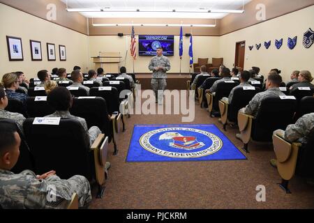 Us Air Force Chief Master Sgt. Patrick McMahon, US Strategic Command (USSTRATCOM) ältere Soldaten Führer, auf Junior spricht - Soldaten militärische Mitglieder in der Offutt Air Force Base, Neb stationiert., während der Eröffnungs-Junior eingetragen Berufliche Entwicklung Seminar, 19. Juli 2018. Während des Seminars, Junior-eingetragenen Mitgliedern eine Vielzahl von Themen mit USSTRATCOM nicht diskutiert - beauftragte Offiziere, Unteroffiziere und Führungskräfte. Themen der Führung, Junior-Soldaten Rollen und Verantwortlichkeiten, Mentoring, militärischen Traditionen und Geschichte, pädagogischen Nutzen, und Sitten und Höflichkeiten. U Stockfoto