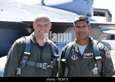 Oberstleutnant Julian Pacheco von der 162 Fighter Wing, Ariz., kommt in Oregon während drei - Tag der Luft- und Raumfahrt-Alert CrossTell live-fly Training übung an der Portland Air National Guard Base, Oreg., 24. Juli 2018. Vertreter der Air National Guard fighter Wings, Civil Air Patrol, und der U.S. Coast Guard Dreh-wing Luft abfangen Einheiten werden täglich Einsätze von Juli 24-27 ihre Fähigkeiten mit taktischen Ebene Luft-achsenabschnitt Verfahren zu verfeinern. Stockfoto