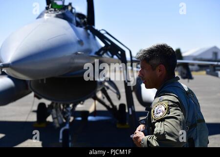 Oberstleutnant Julian Pacheco von der 162 Fighter Wing, Ariz., kommt in Oregon während drei - Tag der Luft- und Raumfahrt-Alert CrossTell live-fly Training übung an der Portland Air National Guard Base, Oreg., 24. Juli 2018. Vertreter der Air National Guard fighter Wings, Civil Air Patrol, und der U.S. Coast Guard Dreh-wing Luft abfangen Einheiten werden täglich Einsätze von Juli 24-27 ihre Fähigkeiten mit taktischen Ebene Luft-achsenabschnitt Verfahren zu verfeinern. Stockfoto