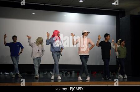 Korean Augmentation der US-Armee an die 2-1 Air Defense Artillery Battalion, 35th Air Defence Brigade, führen Sie einen K-Pop Tanz während einer KATUSA-US Soldat Freundschaft Woche Talent zeigen, Jul 12 am Lager Henry, Daegu, Korea. Stockfoto