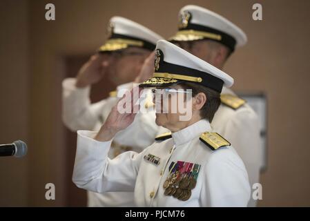 WASHINGTON (Juli. 23, 2018) Hintere Adm. Margaret G. Kibben, U.S. Navy Chief der Kapläne, wird von hinten Adm entlastet. Brent W. Scott im Washington Navy Yard eine Änderung der Büro- und Ruhestand Zeremonie. Leiter der Naval Operations (CNO) Adm. John Richardson war der Gastredner und Presiding Officer für das Ereignis. Stockfoto