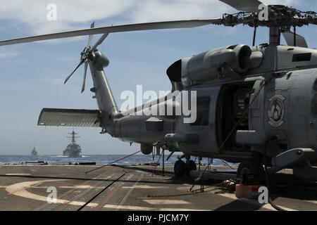 Pazifik (24 Juli 2018) Royal Canadian Navy Fregatte HMCS Ottawa (FFH 341), links, und geführte Anti-raketen-Zerstörer USS Dewey (DDG105), in der Mitte eine Linie bilden hinter geführte Anti-raketen-Zerstörer USS Preble (DDG88) für eine Auffüllung-auf-See mit Royal Canadian Navy Versorgungsschiff MV Asterix bei Rim der Pazifik (Rimpac) Übung, Juli 24. 25 Nationen, 46 Schiffe, 5 U-Boote, über 200 Flugzeuge und 25.000 Angestellte beteiligen sich an Rimpac vom 27. Juni bis 2. August in und um die hawaiischen Inseln und Südkalifornien. Die weltweit größte internationale maritime Übung RIMPAC pro Stockfoto