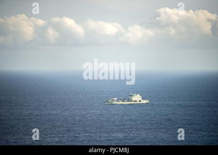 Pazifik (24 Juli 2018) - Royal Canadian Navy Versorgungsschiff MV Asterix Transite den Pazifischen Ozean während der Fahrt für den Rand des Pazifik (Rimpac) Übung, Juli 24. 25 Nationen, 46 Schiffe, 5 U-Boote, über 200 Flugzeuge und 25.000 Angestellte beteiligen sich an Rimpac vom 27. Juni bis 2. August in und um die hawaiischen Inseln und Südkalifornien. Die weltweit größte internationale maritime Übung RIMPAC bietet eine einzigartige Ausbildung während der Förderung und Erhaltung der kooperative Beziehungen unter den Teilnehmern von entscheidender Bedeutung für die Gewährleistung der Sicherheit der Seewege und Secur Stockfoto