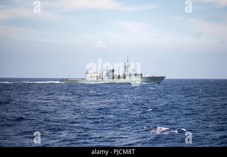 Pazifik (24 Juli 2018) - Royal Canadian Navy Fregatte HMCS Ottawa (FFH 341) die Durchfuhr den Pazifischen Ozean während der Fahrt für den Rand des Pazifik (Rimpac) Übung, Juli 24. 25 Nationen, 46 Schiffe, 5 U-Boote, über 200 Flugzeuge und 25.000 Angestellte beteiligen sich an Rimpac vom 27. Juni bis 2. August in und um die hawaiischen Inseln und Südkalifornien. Die weltweit größte internationale maritime Übung RIMPAC bietet eine einzigartige Ausbildung während der Förderung und Erhaltung der kooperative Beziehungen unter den Teilnehmern von entscheidender Bedeutung für die Gewährleistung der Sicherheit der Seewege ein Stockfoto