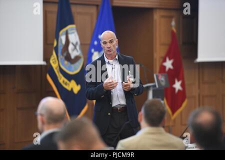 Generalmajor John Gronski, Stellvertretender Kommandierender General, National Guard, der U.S. Army Europe spricht mit Verantwortlichen aus der US-Armee NATO-Brigade, die US-Army in Europa und in anderen NATO-Kommandos in Garmisch versammelt, in Deutschland für die 17. jährlichen Senior Armee Führer treffen. Die Tagung bietet Armee führer zu über 40 verschiedenen NATO-Kommandos über 37 Standorten in 20 Ländern die Gelegenheit zu sammeln, Ideen zu teilen, synchronisieren Sie Pläne und Feedback über die künftigen Ausgaben bieten sowohl US- und NATO-Einrichtungen zu beeinträchtigen. "Ich wollte über die Probleme, die Offiziere und Unteroffiziere haben zu lernen. Stockfoto