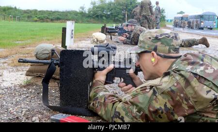 Spc. Ilya Titow, einer Firma, 1/69, 27, 42 IBCT-ID, der New York Army National Guard komponiert seine Augen Bild während einer M4 Zero an Tag 2 des 2018 ARNG besten Krieger Wettbewerb am Fort Indiantown Gap am 23. Juli. Die widrigen Witterungsbedingungen erweisen sich als ein Ärgernis für die Konkurrenten zu sein und fügen eine zusätzliche Herausforderung zu einem bereits anstrengenden und anspruchsvollen Wettbewerb. Stockfoto