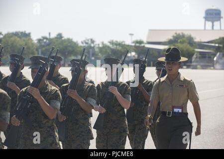 Us Marine Corps Sgt. Daniela Conchasvasquez, Drill Instructor mit Platoon 4036, Oscar Firma, 4 Recruit Training Bataillon, Befehle ihr Zug während der anfänglichen Bohrer an Peatross Parade Deck auf Marine Corps Recruit Depot Parris Island, S.C., 23. Juli 2018. Die rekruten sind für die Erste Bohrmaschine zählte nach Vertrauen, Liebe zum Detail und Disziplin. Stockfoto