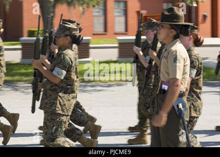 Us Marine Corps Sgt. Daniela Conchasvasquez, Drill Instructor mit Platoon 4036, Oscar Firma, 4 Recruit Training Bataillon, Befehle ihr Zug während der anfänglichen Bohrer an Peatross Parade Deck auf Marine Corps Recruit Depot Parris Island, S.C., 23. Juli 2018. Die rekruten sind für die Erste Bohrmaschine zählte nach Vertrauen, Liebe zum Detail und Disziplin. Stockfoto