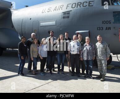 Us Air Force Piloten aus der 133 Airlift Wing und Mitglieder des Minnesota Kongreßdelegation Personal für ein Gruppenfoto in St. Paul, Minn., 17. Juli 2018 darstellen. Der kongreßdelegation Personal wurde von Fliegern, die nur ein paar Haltestellen über die Flügel, begleitet, eine Chance für Flieger über ihre Aufgaben und Fragen zu sprechen, die sie hatten. Stockfoto