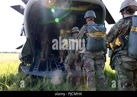 Soldaten mit 19 besondere Kräfte, die Unterstützung der Gruppe Bataillon, Kansas Army National Guard, Board eine CH-47 Chinook für eine statische Zeile springen am Lager Dodge gemeinsame Manöver Training Center in Johnston, Iowa, am 18. Juli 2018. Die Einheit wird ihre jährliche Weiterbildung auf der Basis Sustainment Training Center, die Soldaten in der Armee von Hosts aus allen Komponenten im ganzen Land das ganze Jahr über. Stockfoto